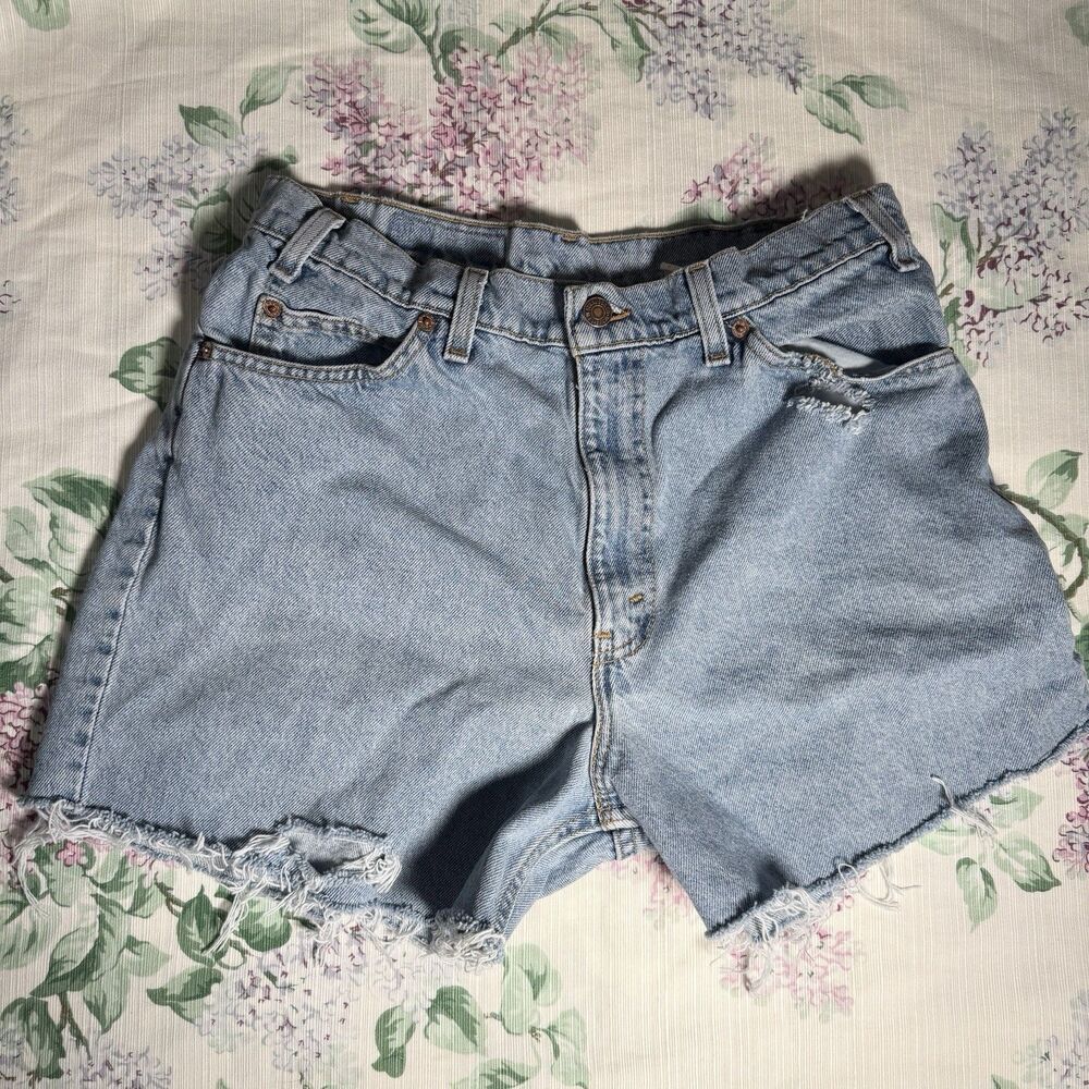 Levi's 550 Women's Light Wash Blue Denim Cut Off Shorts Relaxed Fit 33"